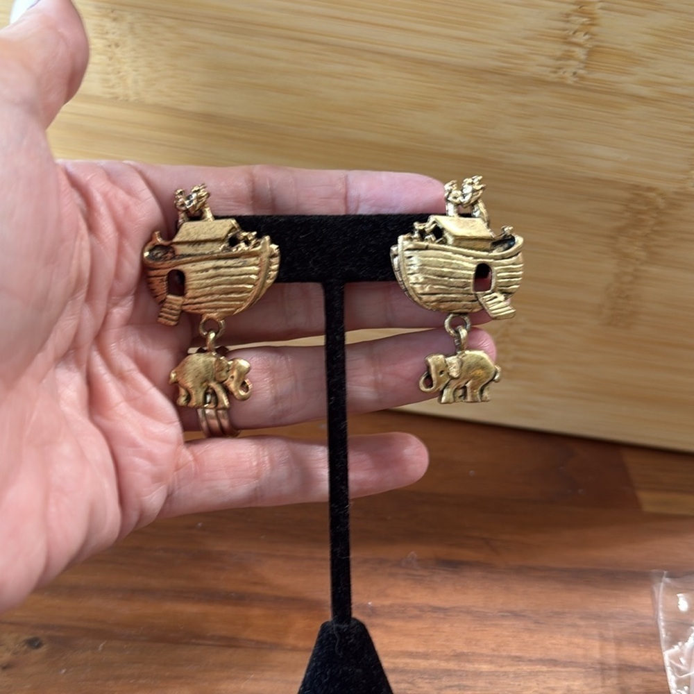 NWT Giorgio Fiorlini Gold Tone Noahs Ark Elephant Dangle Animal Earrings Vintage